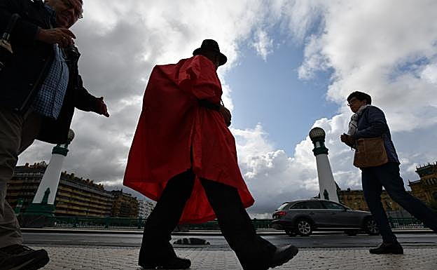 Los claros en el cielo se dejaron ver en Donostia a partir de la tarde. 