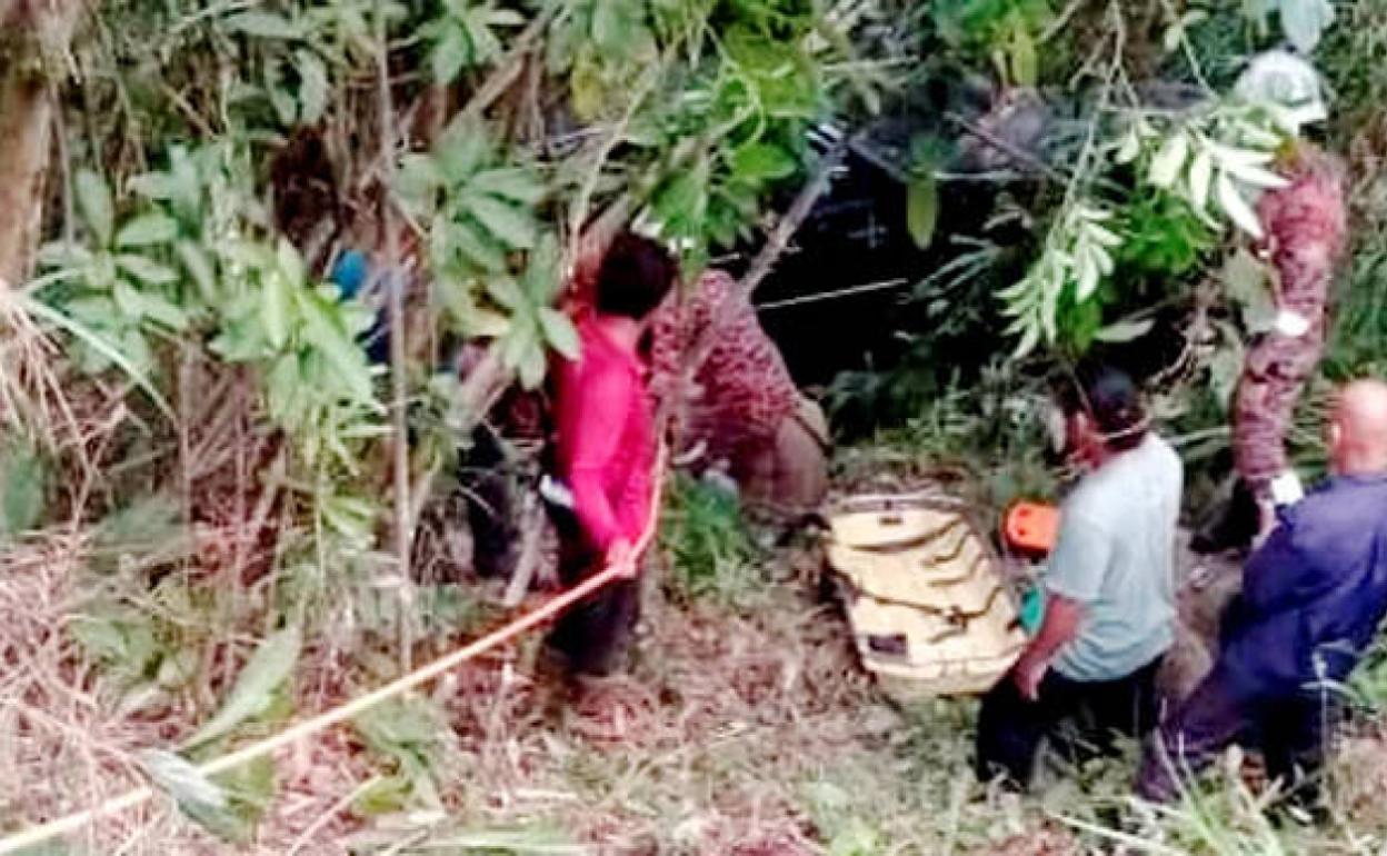 Varias personas, junto al vehículo en el que viajaba el pamplonés fallecido