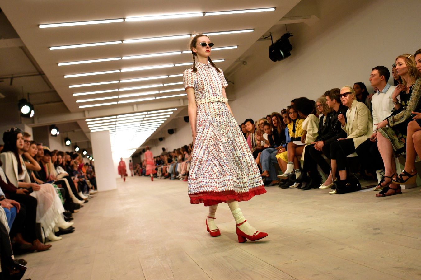 Las modelos desfilan los vestidos del diseñador turco durante la 'London Fashion Week' de cara a la colección 2020 de primavera y verano.