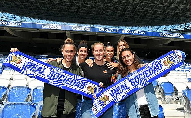 Nuria Mendoza, Itxaso Uriarte, Mariasun Quiñones, Leire Baños, Bárbara Latorre y Nahikari García en la grada del nuevo Reale Arena.