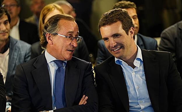 Alfonso Alonso y Pablo Casado en una imagen de archivo. 