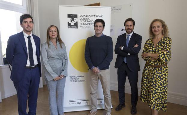 Urko Zelaia, Victor Rey y Cristina Ginés participaron en la mesa redonda sobre el Brexit