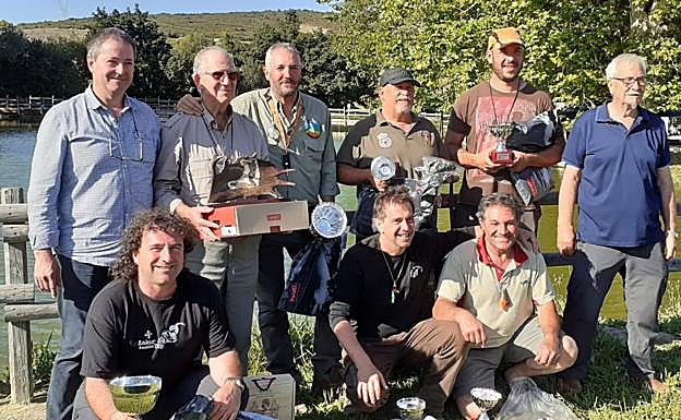 Los participantes posan con los trofeos y los regalos en el coto El Castillo.