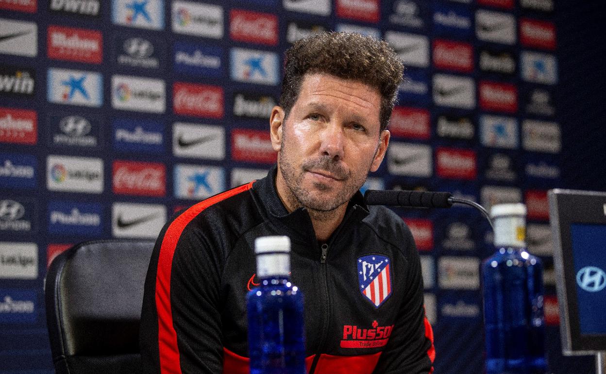 Diego Pablo Simeone esta mañana en rueda de prensa antes de visitar el nuevo estadio de Anoeta.