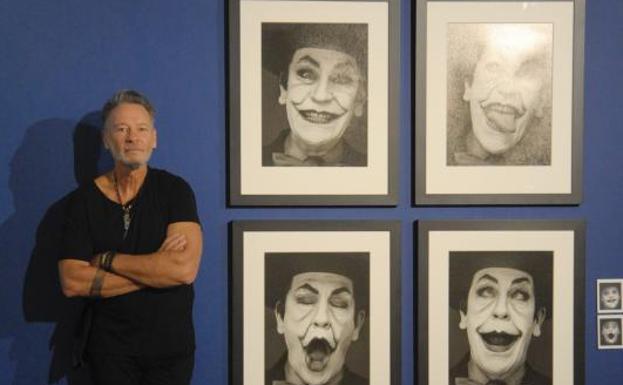 El fotógrafo Sandro Miller posa ante algunas de sus fotos de Malkovich