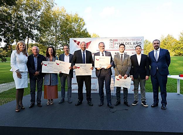 Los galardonados posan con unos diplomas que acreditan a las mejores pymes de todo el territorio. 