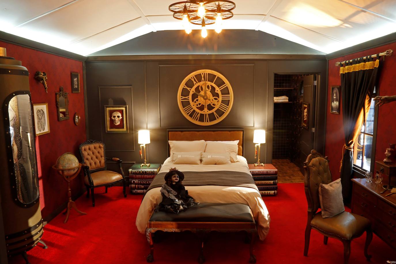 Ya está abierta la exposición «Monster Suite» en la ciudad de Guadalajara, Jalisco (México). Monstruos, calaveras y un ambiente victoriano rodean la habitación inspirada en las obra del director mexicano Guillermo del Toro en la que sus fanáticos más acérrimos podrán pasar una noche y sentirse como los protagonistas de alguna de sus películas. 