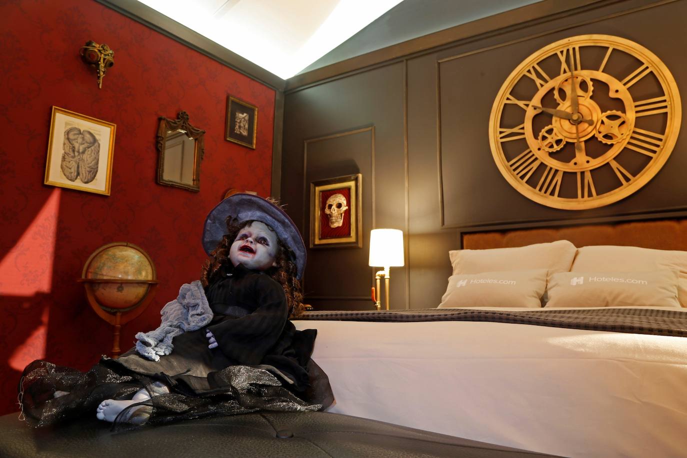 Ya está abierta la exposición «Monster Suite» en la ciudad de Guadalajara, Jalisco (México). Monstruos, calaveras y un ambiente victoriano rodean la habitación inspirada en las obra del director mexicano Guillermo del Toro en la que sus fanáticos más acérrimos podrán pasar una noche y sentirse como los protagonistas de alguna de sus películas. 