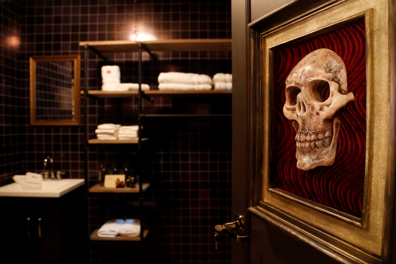 Ya está abierta la exposición «Monster Suite» en la ciudad de Guadalajara, Jalisco (México). Monstruos, calaveras y un ambiente victoriano rodean la habitación inspirada en las obra del director mexicano Guillermo del Toro en la que sus fanáticos más acérrimos podrán pasar una noche y sentirse como los protagonistas de alguna de sus películas. 