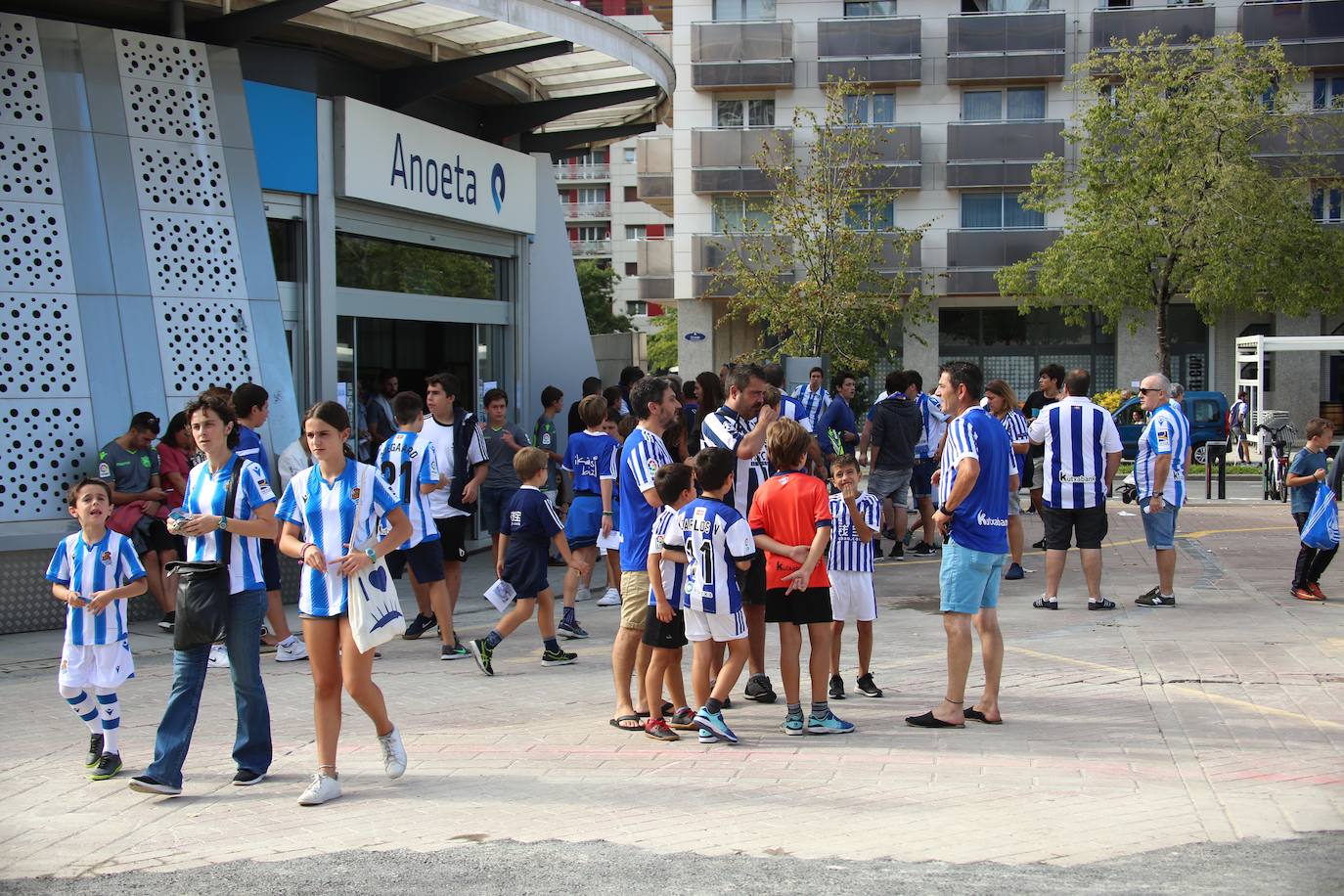 Expectación entre los aficionados de la Real Sociedad por conocer y estrenar el nuevo Reale Arena