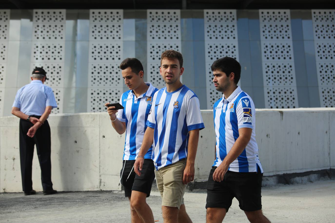 Expectación entre los aficionados de la Real Sociedad por conocer y estrenar el nuevo Reale Arena