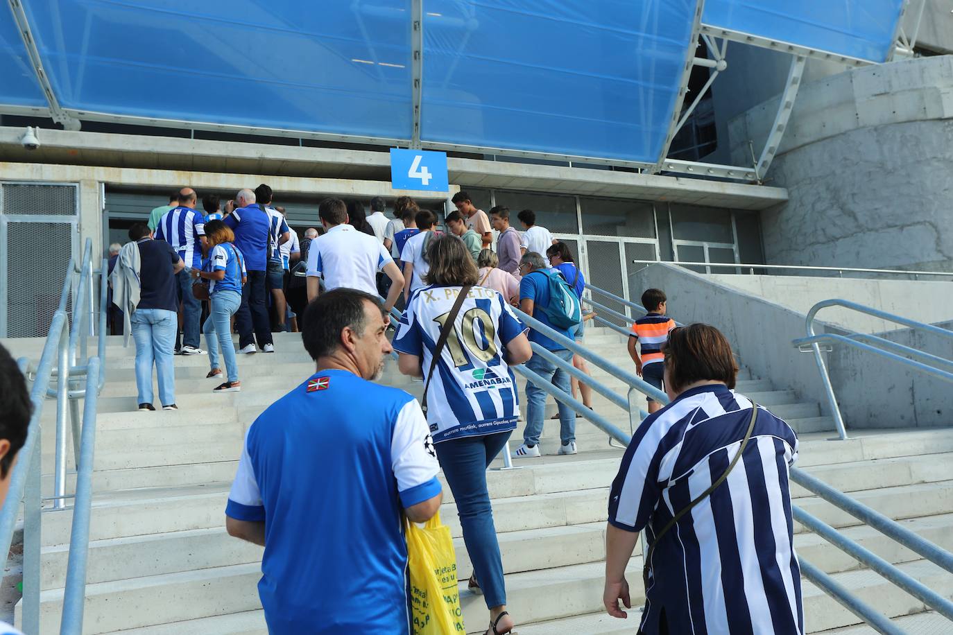 Expectación entre los aficionados de la Real Sociedad por conocer y estrenar el nuevo Reale Arena