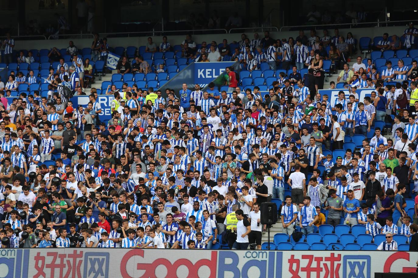 Expectación entre los aficionados de la Real Sociedad por conocer y estrenar el nuevo Reale Arena