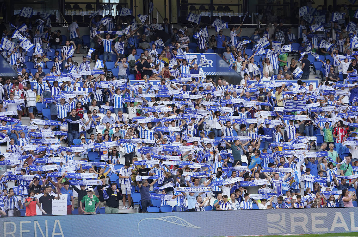 Expectación entre los aficionados de la Real Sociedad por conocer y estrenar el nuevo Reale Arena