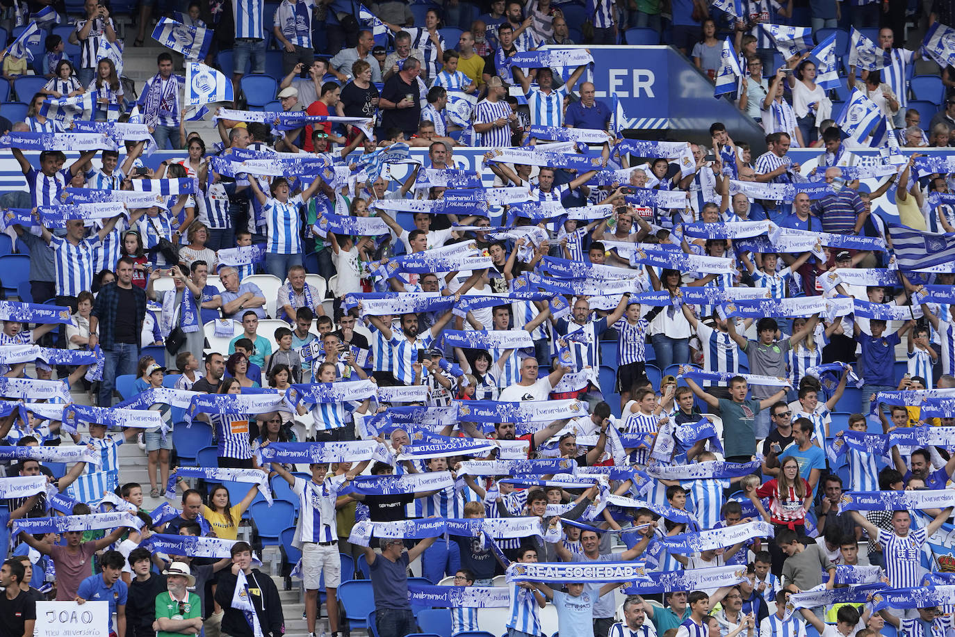 Expectación entre los aficionados de la Real Sociedad por conocer y estrenar el nuevo Reale Arena