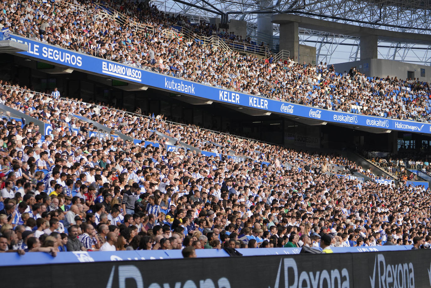 Expectación entre los aficionados de la Real Sociedad por conocer y estrenar el nuevo Reale Arena