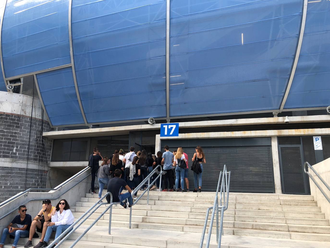 Expectación entre los aficionados de la Real Sociedad por conocer y estrenar el nuevo Reale Arena