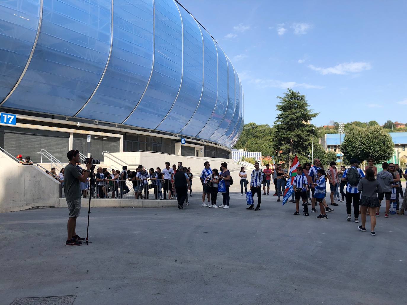 Expectación entre los aficionados de la Real Sociedad por conocer y estrenar el nuevo Reale Arena