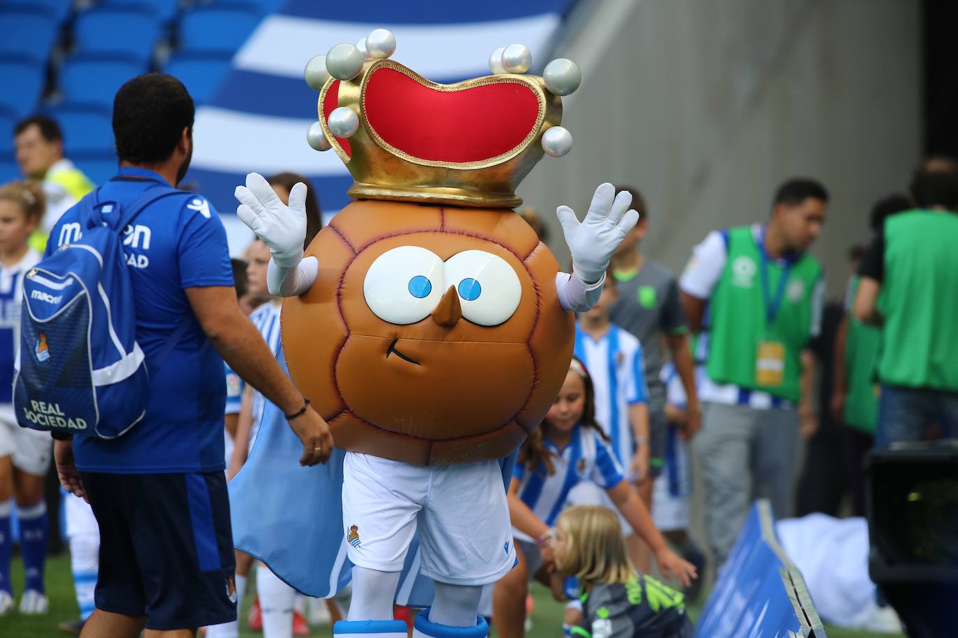 Gran ambiente en el estreno de la Real esta temporada en Anoeta