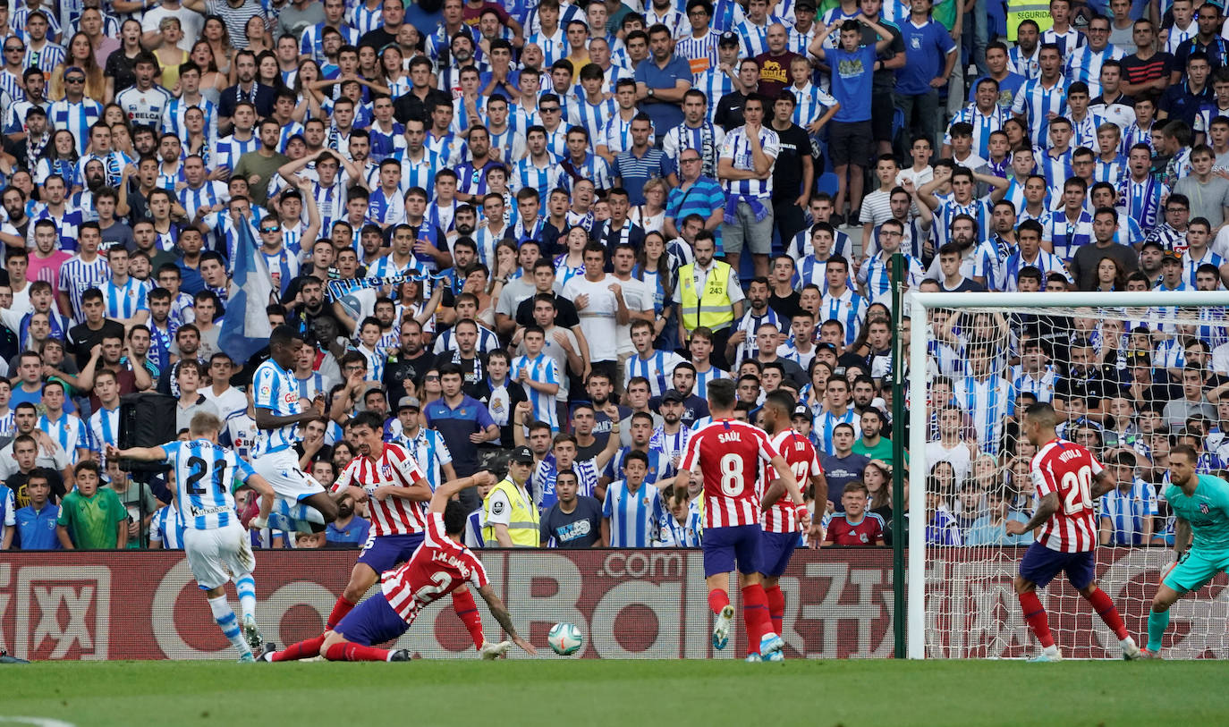 Gran ambiente en el estreno de la Real esta temporada en Anoeta