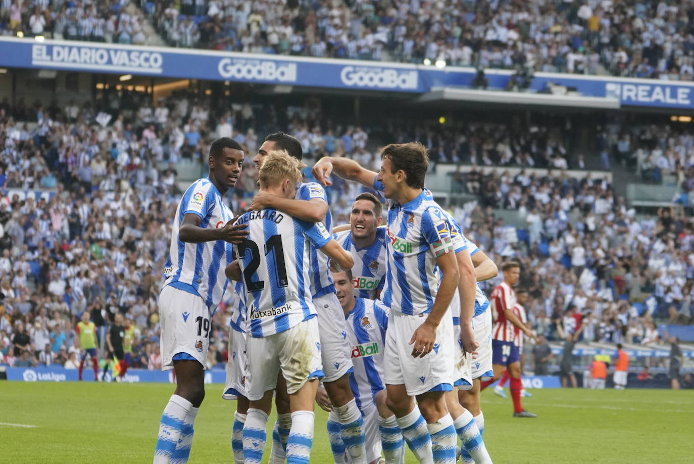 Gran ambiente en el estreno de la Real esta temporada en Anoeta