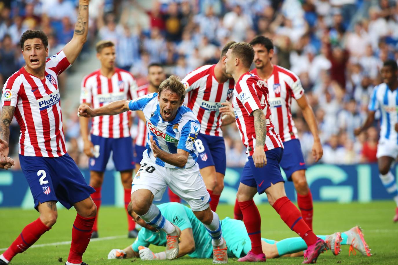 Gran ambiente en el estreno de la Real esta temporada en Anoeta