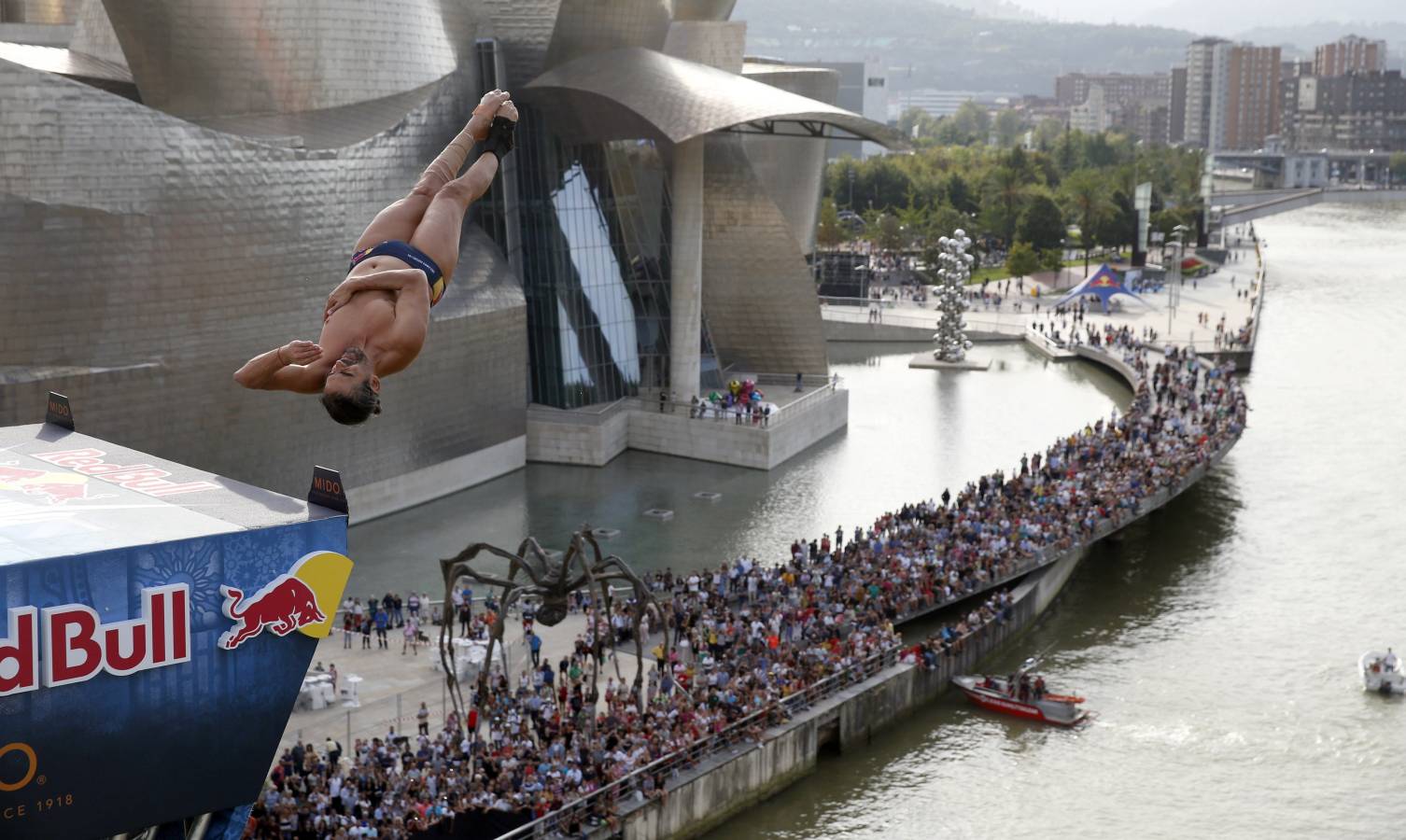 50.000 personas han vibrado en Bilbao con los saltos de las estrellas mundiales de los clavados desde el puente de La Salve 