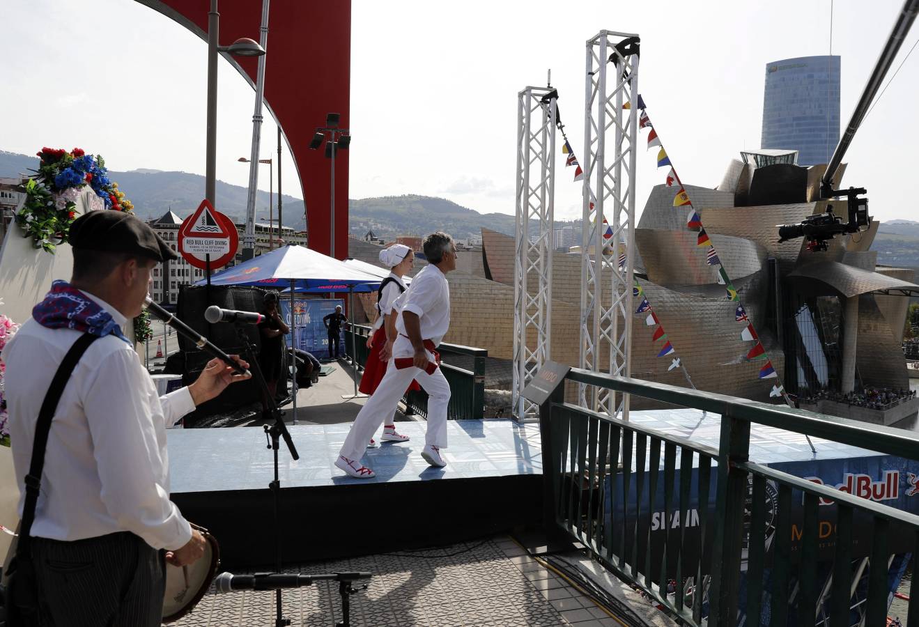 50.000 personas han vibrado en Bilbao con los saltos de las estrellas mundiales de los clavados desde el puente de La Salve 