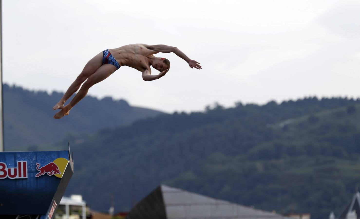 50.000 personas han vibrado en Bilbao con los saltos de las estrellas mundiales de los clavados desde el puente de La Salve 