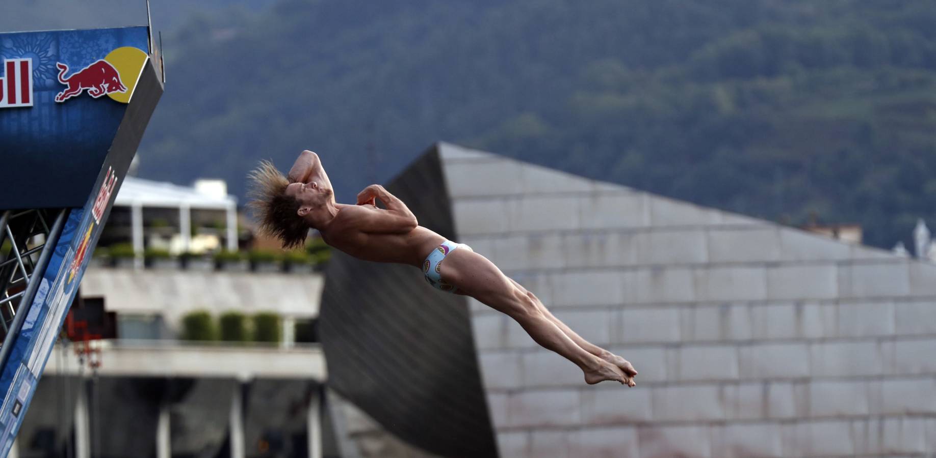 50.000 personas han vibrado en Bilbao con los saltos de las estrellas mundiales de los clavados desde el puente de La Salve 