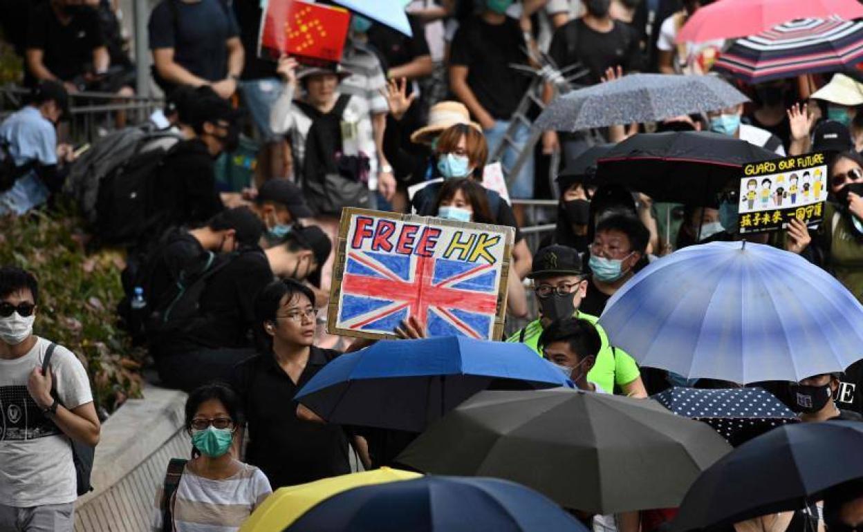 Un manifestante muestra una 'Unión Jack' durante la nueva jornada de protestas en Hong Kong.