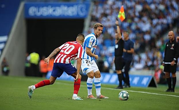 Monreal ante Vitolo, durante el partido de ayer. 