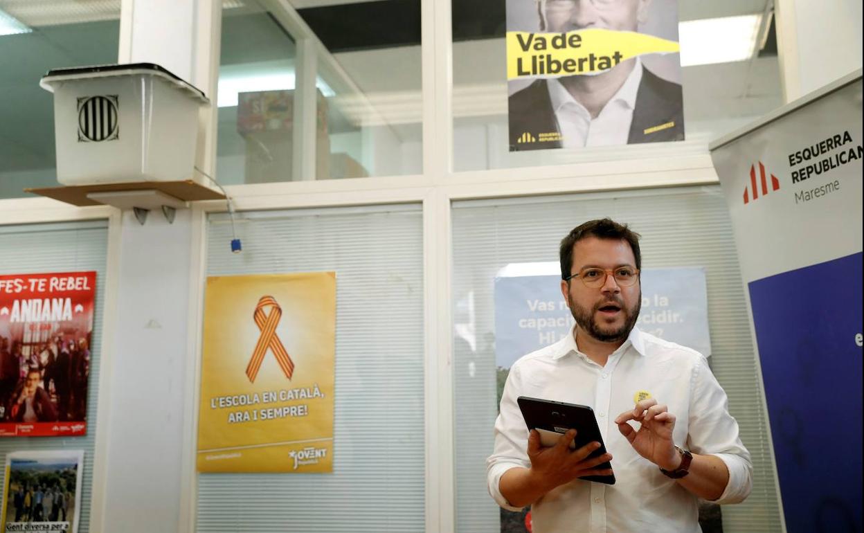 Pere Aragonès vota, este domingo, telemáticamente en la sede de Esquerra en Mataró, Barcelona.