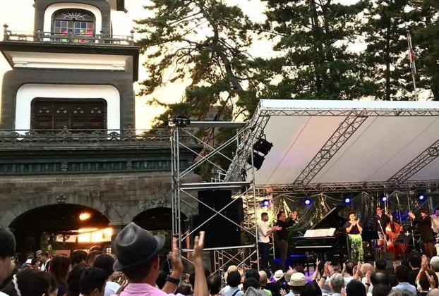 Salvador y su grupo actuaron ante un santuario. «Es como la Plaza de la Trinidad en japonés», dice.