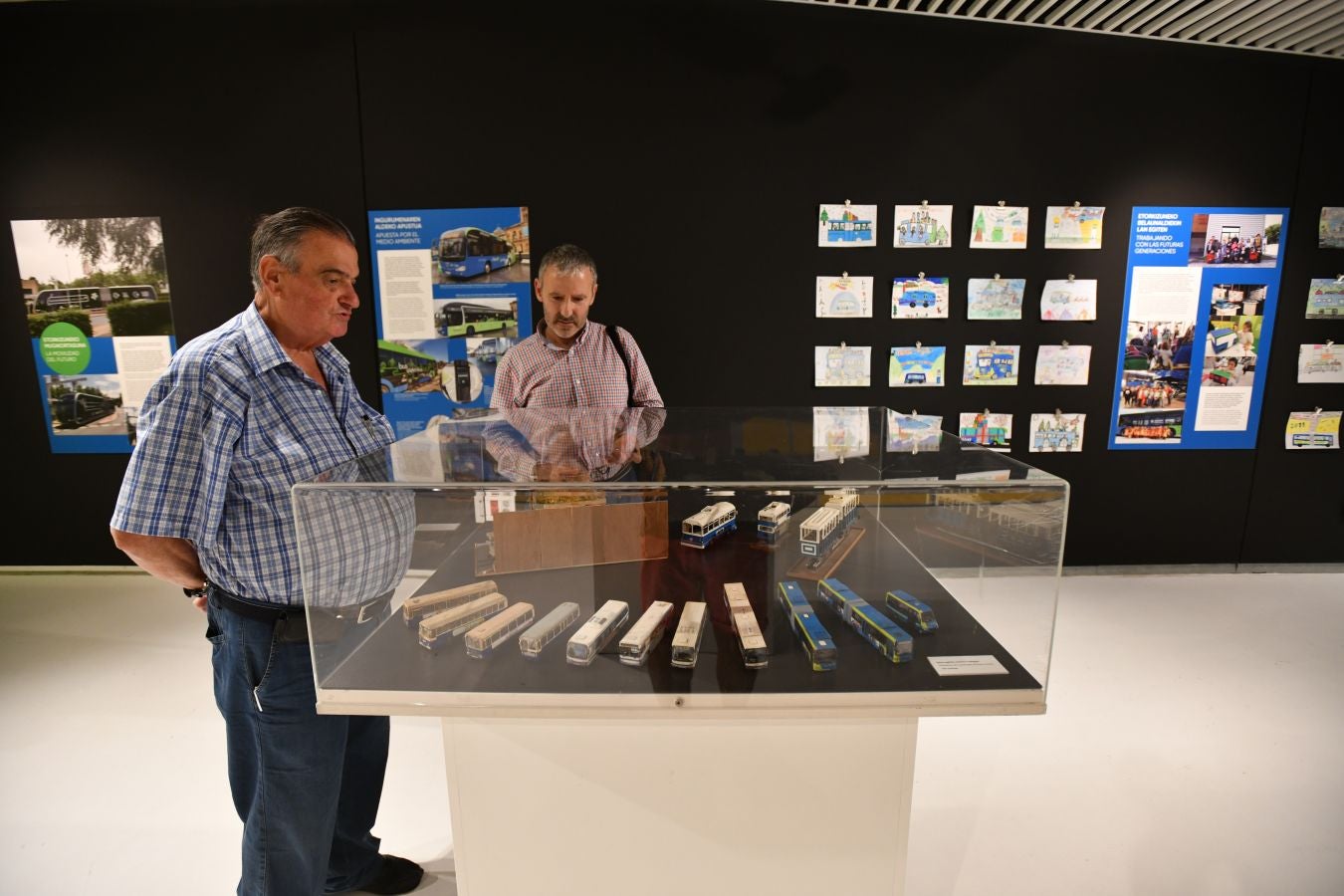 Una exposición en la casa de Cultura de Aiete recoge la evolución de la compañía de autobuses y del servicio en la capital guipuzcoana