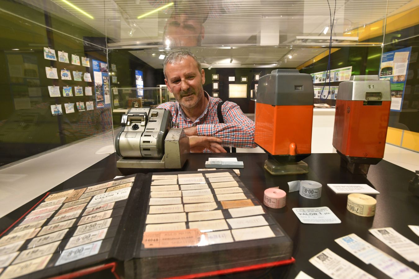 Una exposición en la casa de Cultura de Aiete recoge la evolución de la compañía de autobuses y del servicio en la capital guipuzcoana