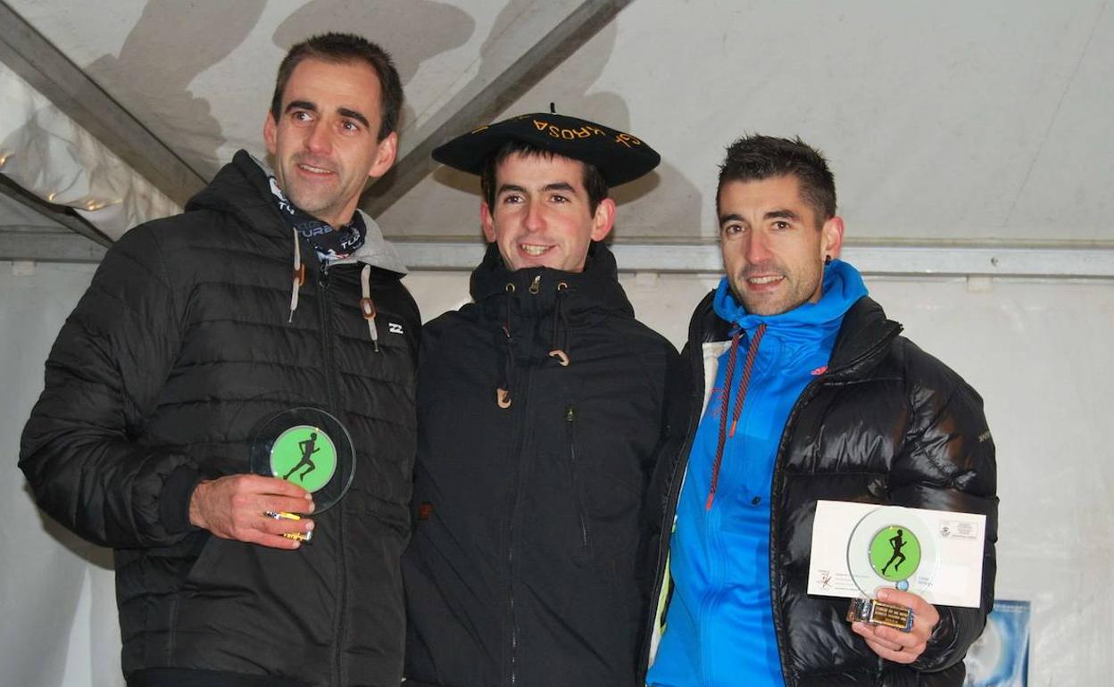 Ibon Gonzalez (derecha) en el podium del cross popula «Gau Kross Herrikoia 2013», en Zizurrkil. Posa en el podio masculino junto al ganador, Eneko Garin (centro) y Aritz Ruiz de la Torre (izquierda) 