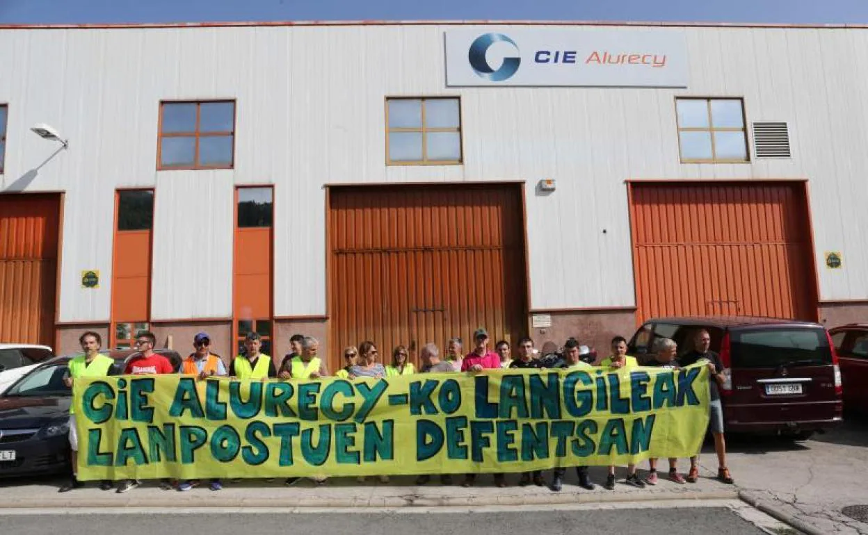 Los trabajadores de Cie Alurecy de Elgeta se concentraron ayer ante la factoría.