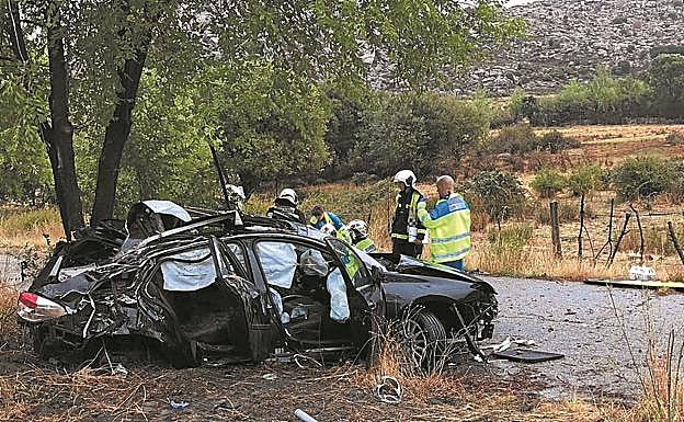 En este estado quedó el coche en el que viajaba la familia guipuzcoana.