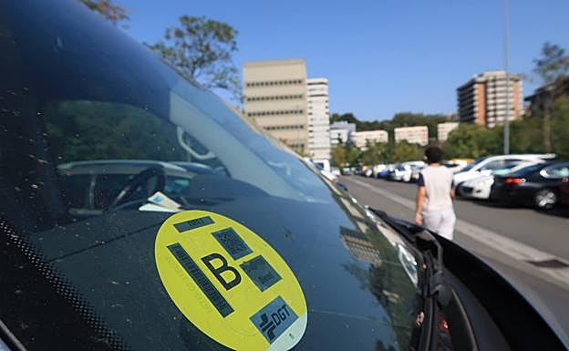 En las ciudades en las que está limitada la entrada de los vehículos más contaminantes es obligatorio la colocación de las pegatinas de catalogación ambiental en cada turismo.