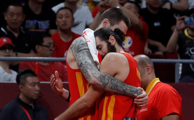 Abrazo entre Juancho Hernangómez y Ricky Rubio tras conquistar el Mundial de baloncesto.