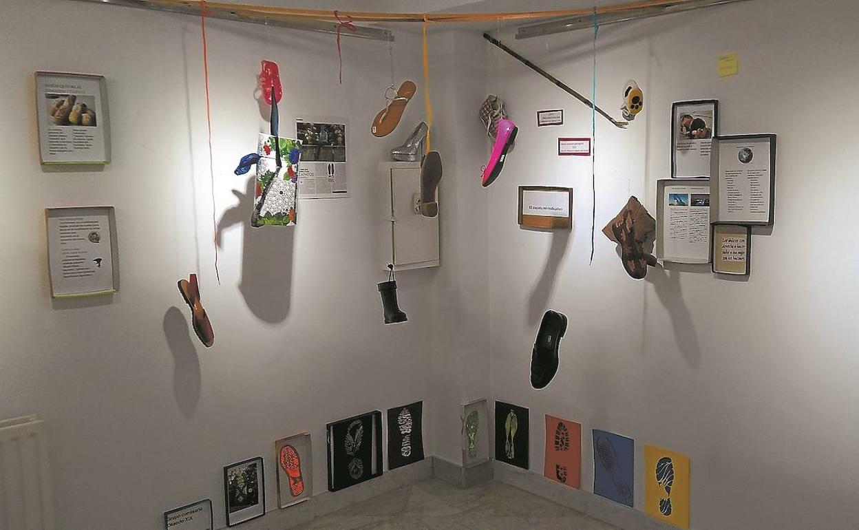 Un aspecto de la exposición 'En tus zapatos', que se inaugura mañana en la Casa de Cultura de Lugaritz. 