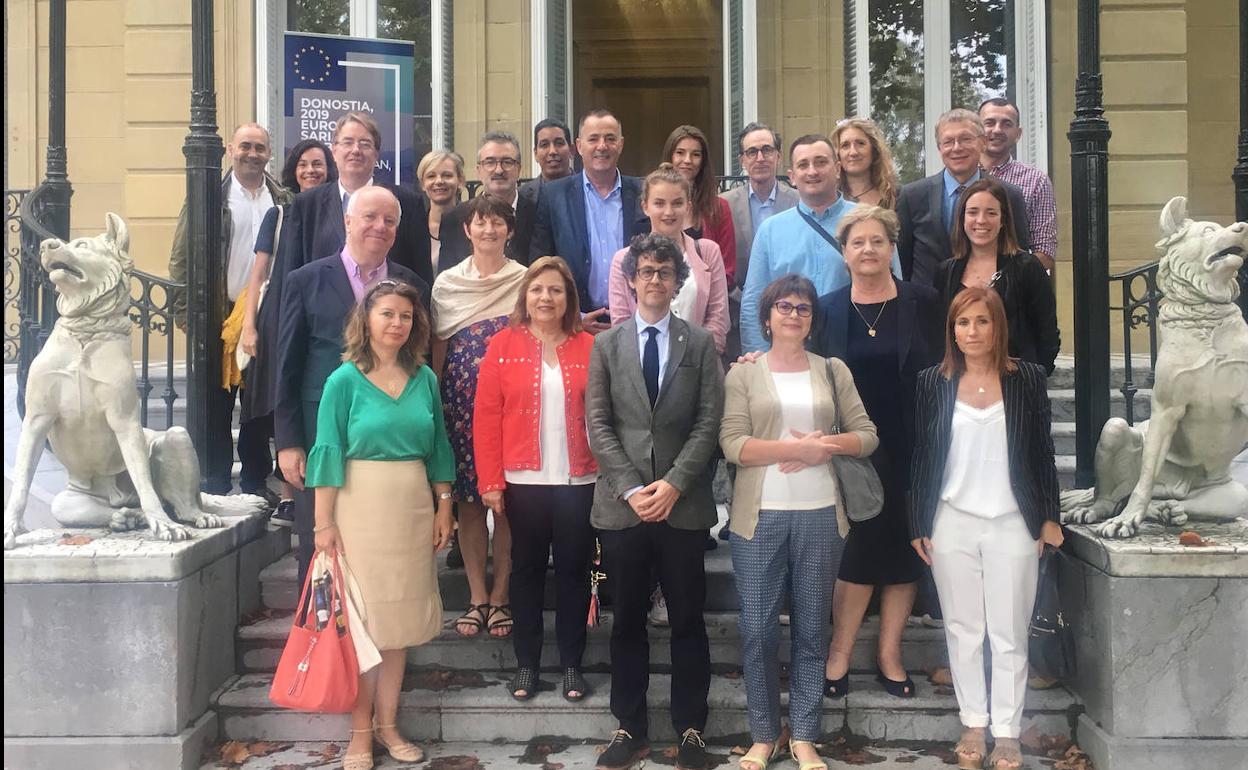 Representantes del Ayuntamiento de San Sebastián reciben a la delegación del Premio de Europa 2019