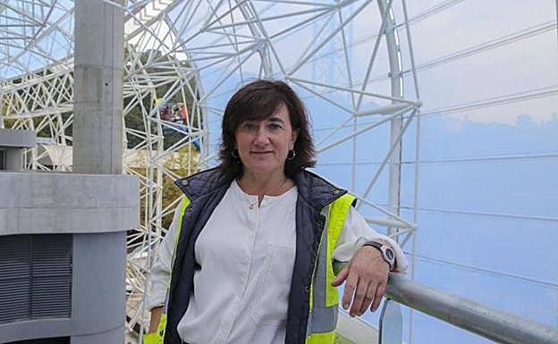 Izaskun Larzabal posa ayer por la mañana en uno de los balcones interiores de la grada norte, todavía sin rematar.