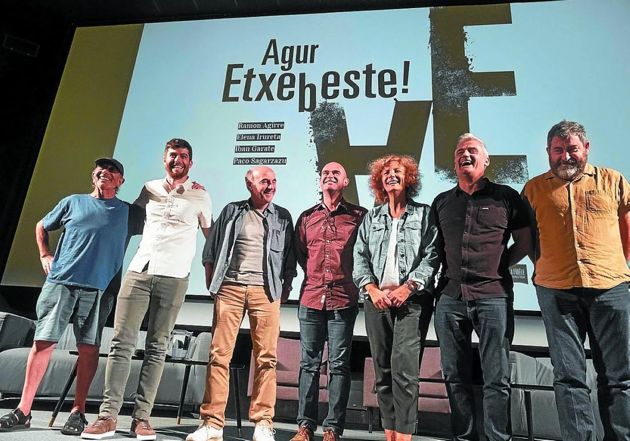 'Agur Etxebeste!'. Los protagonistas, junto a los directores en la presentación en Donostia.
