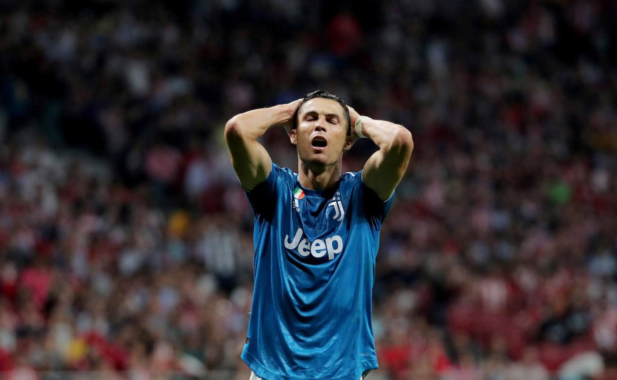 Cristiano Ronaldo se lamenta durante el partido entre el Atlético de Madrid y la Juve. 