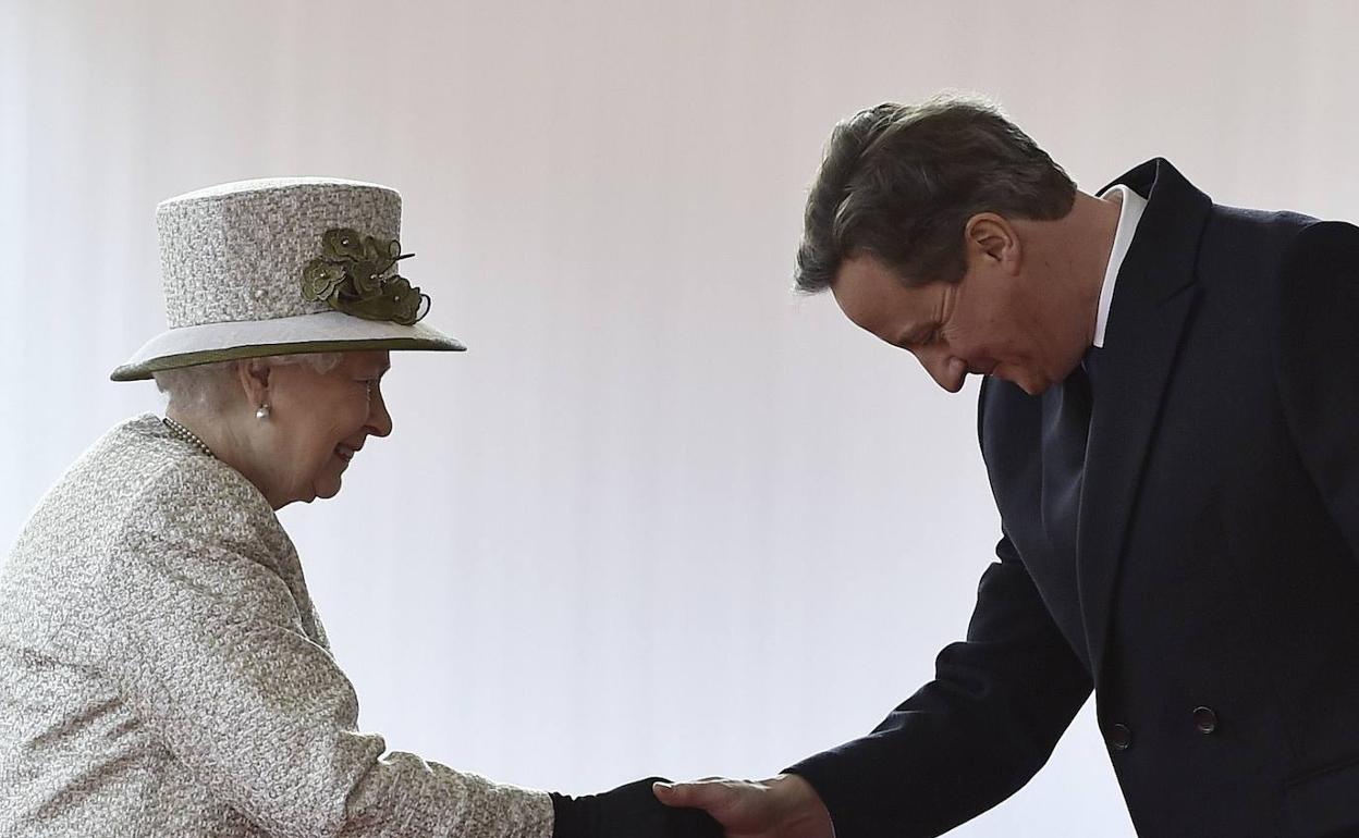 Isabel II y David Cámeron, en una imagen de archivo.