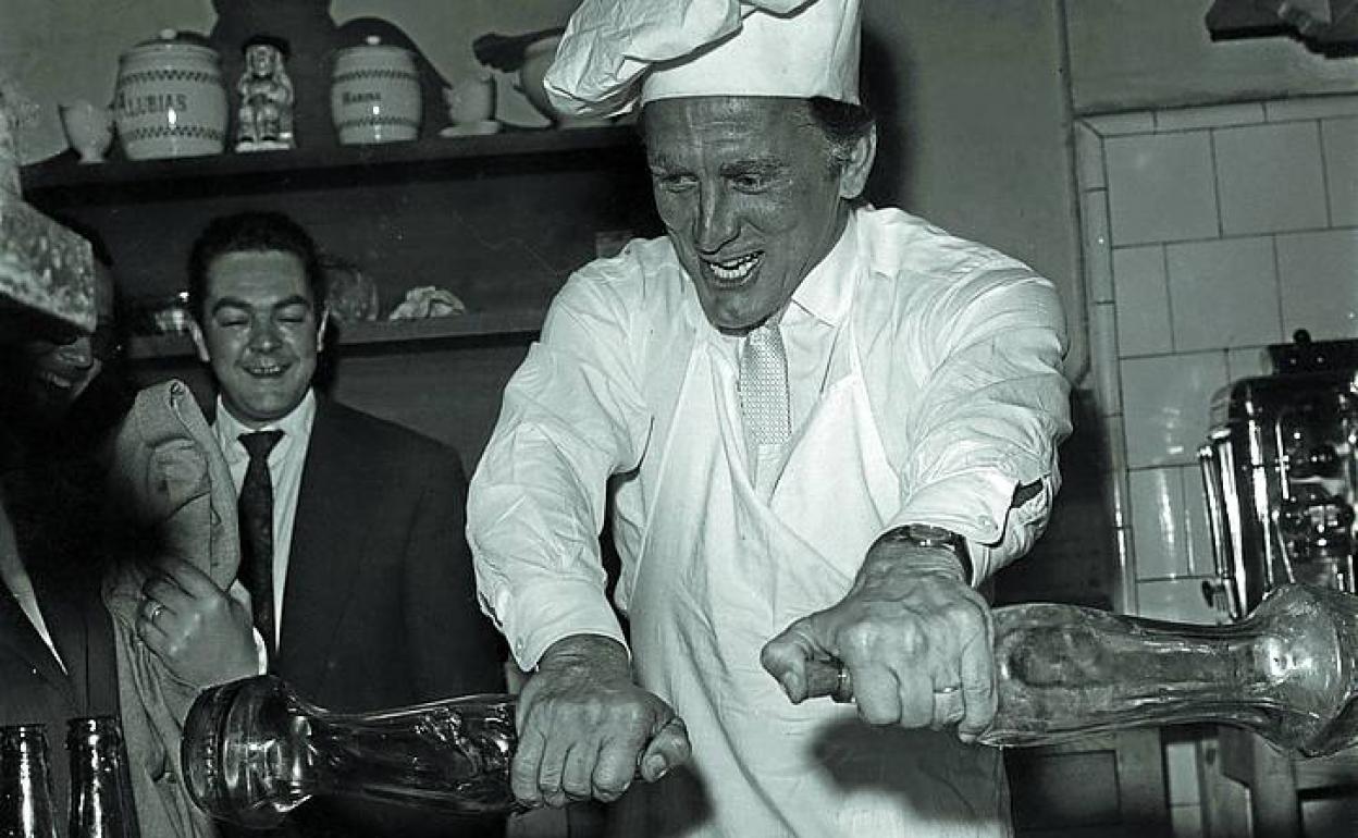 Kirk Douglas durante su visita en 1958. 