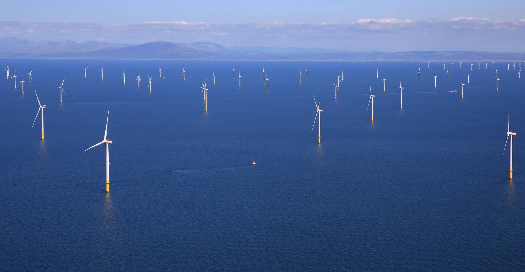 En Blackpool, Gran Bretaña, los molinos eólicos se colocan sobre el agua. 