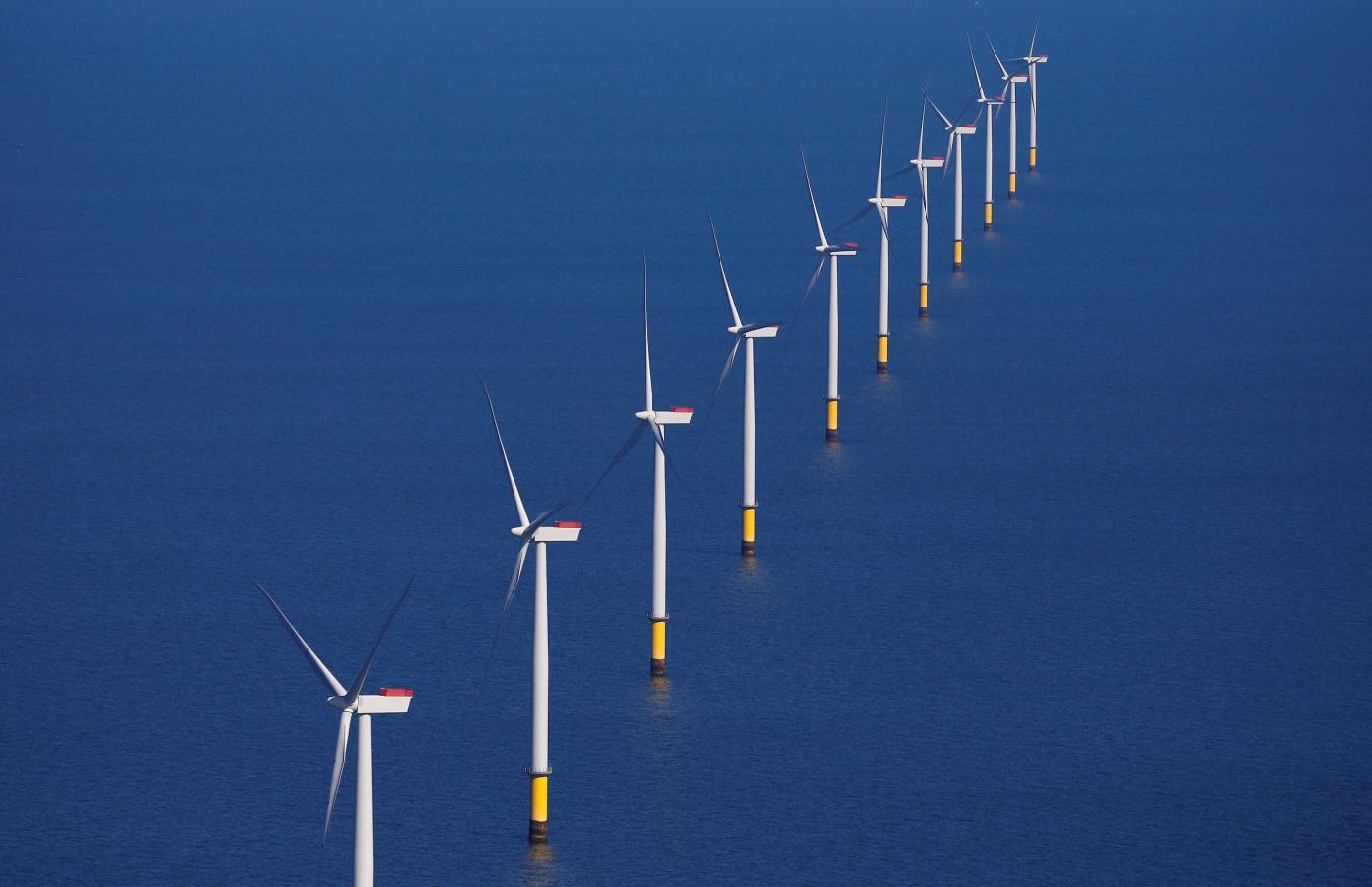 En Blackpool, Gran Bretaña, los molinos eólicos se colocan sobre el agua. 